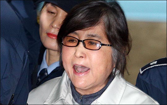  구치소 목욕탕서 넘어진 최순실, 이마 30바늘 꿰매