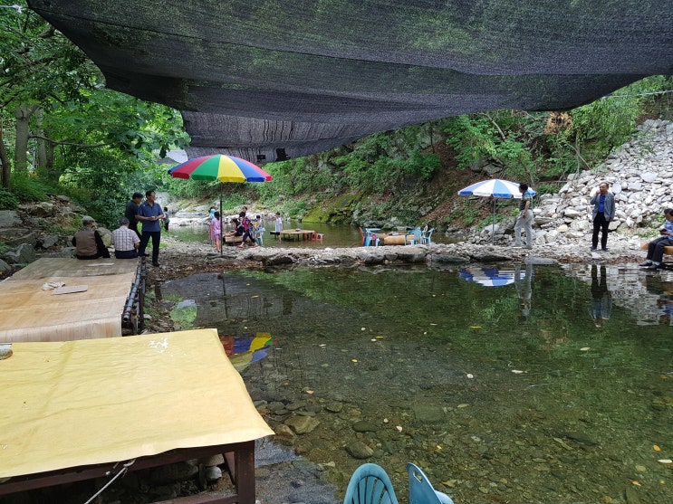 춘천 툇골자연화로오리 구이 유원지 가족들과 식사 이후에 물놀이 하기 좋은 곳 물가에 상판 있음