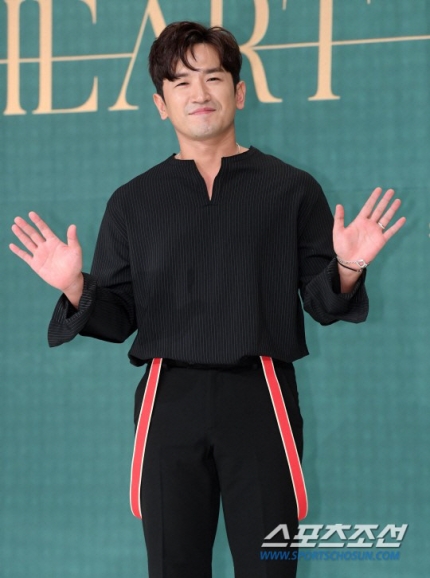 신화 이민우 "성추행NO, 친근감 표현"vs경찰 "CCTV 확보, 檢 송치" 신화 이민우 "성추행NO, 친근감 표현"vs경찰 "CCTV 확보, 檢 송치"