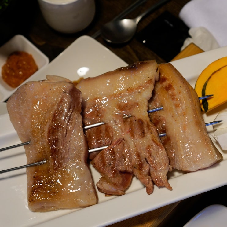  고기장인의 초벌구이로 더 맛있는 올레시장 흑돼지 BBQ