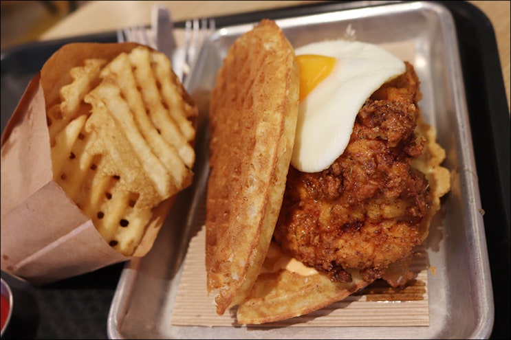  잠실 롯데월드몰 맛집 치킨와플 샌드위치를 먹을 수 있는 브럭시 BRUXIE