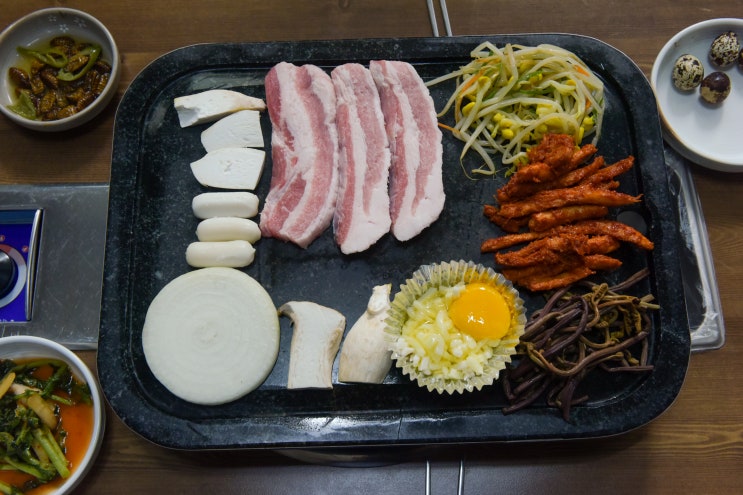  복대동삼겹살 : 돌판 위에 구워먹는 "장수곱돌생고기"