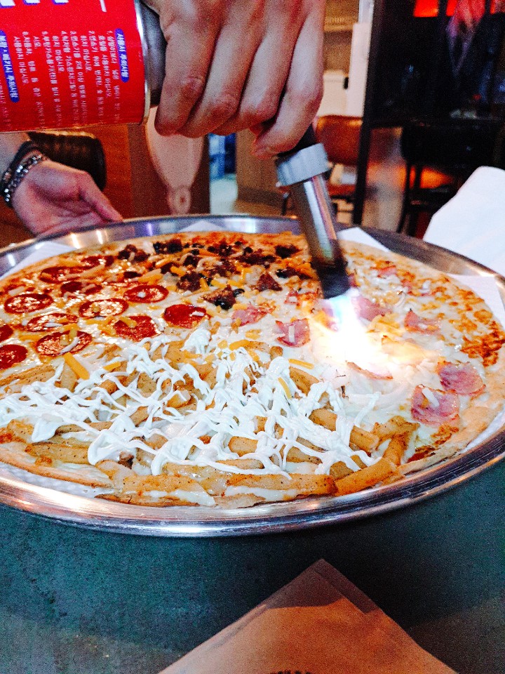  4가지 맛을 느끼는 피자맛집! 직접 토치질도 해주셔요ㅎㅎ