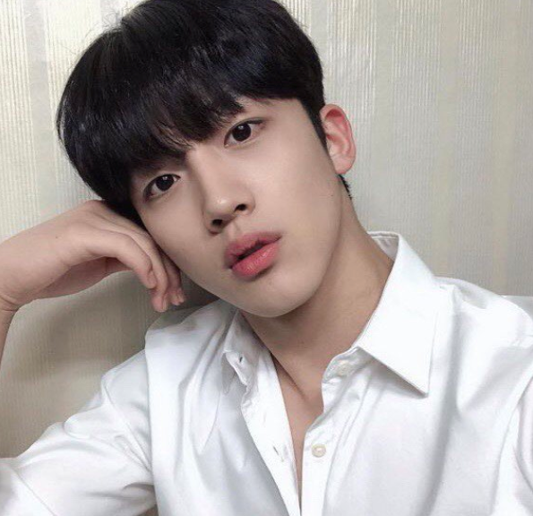  프로듀스 x 101갤러리 최종순위 센터 김요한 강민희 김민규 키 몸무게 나이 대학 헌팅포차 소속사 동생 직캠 과거사진 여자친구 모텔 인성 인스타