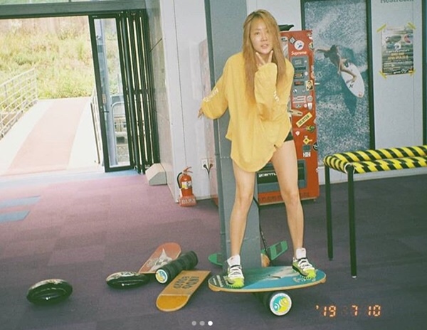  소유 근황, 아슬아슬 하의실종 패션