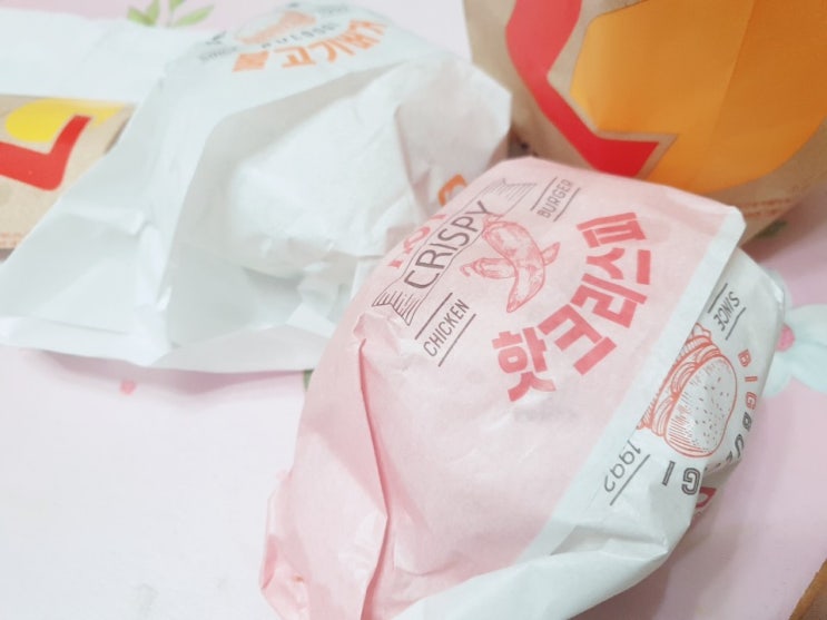  롯데리아 홈 더블팩 핫크리스피버거, 불고기버거, 치즈스틱, 콜라, 양념 감자, 햄버거 먹는 날, 맛있는 음식 추천, 교촌치킨 허니 오리지널 한 마리, 치킨 맛있는 곳, 치킨 먹을까? 햄버거 먹을까?