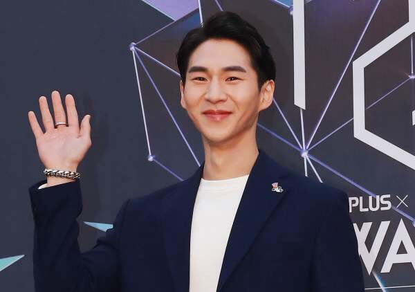  밴쯔 징역6개월구형 연봉 아내