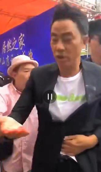영화 도둑들 출연했던 홍콩 유명배우 런다화 중국서 행사도중 칼에 찔려 영화 도둑들 출연했던 홍콩 유명배우 런다화 중국서 행사도중 칼에 찔려