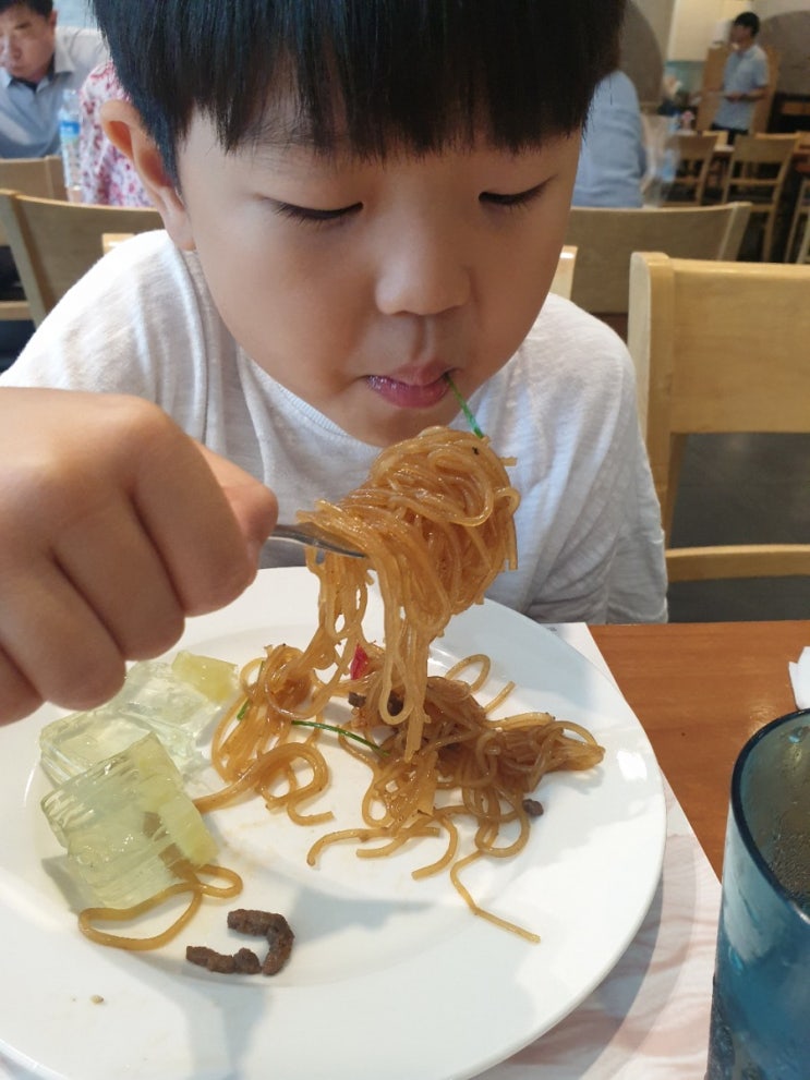  잘먹는 아이들(아빠생신식사중)