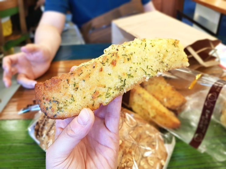  파주 롯데아울렛 빵집  류재은베이커리 카페 총정리(ft.마늘빵)