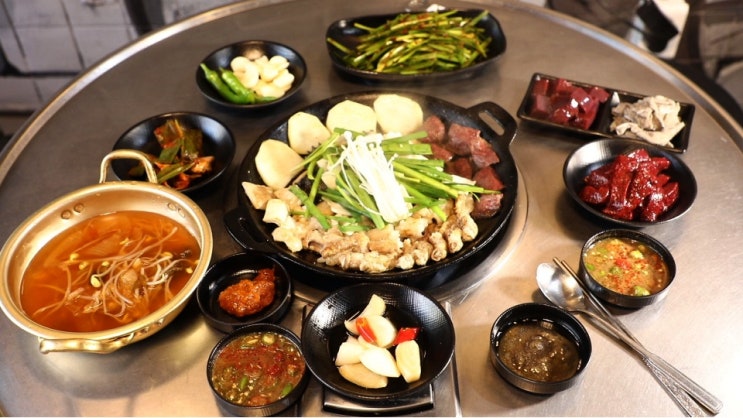 김영철의 동네 한바퀴 노신사의 돌사랑 금천구 돌담집 돌탑 식당 아귀찜 감자전 아구찜 시흥동 36년 의상실 금천구 숙성 곱창이 맺어준 부부 김영철의 동네한바퀴 독산동 우시장 곱창집