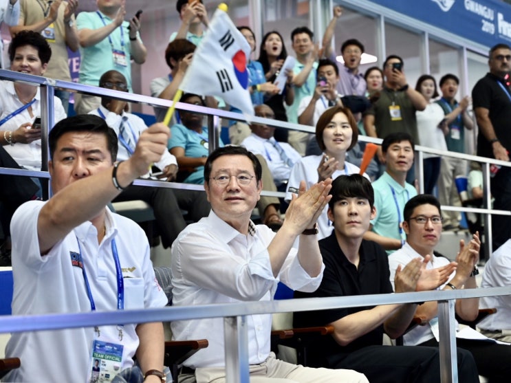  이용섭 조직위원장, 박태환 수영대회 홍보대사와 경영 경기 관람
