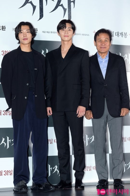 박서준X안성기X우도환의 ‘사자’, 팽팽한 긴장감·액션에 버무린 신선한 웃음 박서준X안성기X우도환의 ‘사자’, 팽팽한 긴장감·액션에 버무린 신선한 웃음