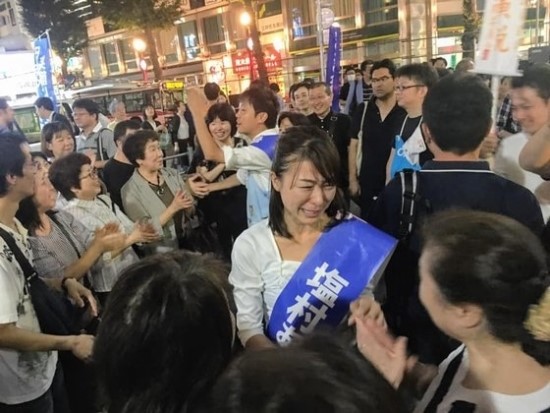  비키니 모델 출신, 거물 꺾은 여성 아나운서···日참의원 이변