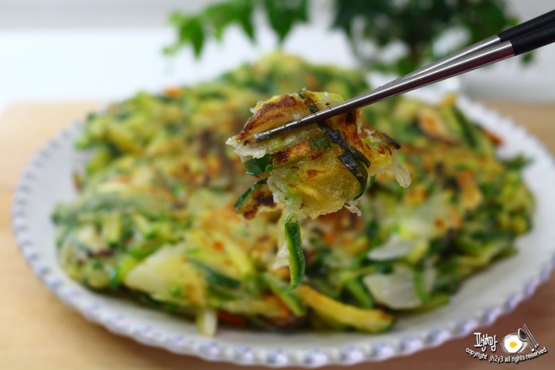 호박부침개 만드는 법 표고버섯 넣고 고기 맛까지 타닥타닥!