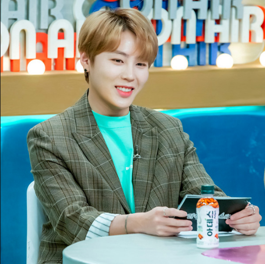  하성운(워너원)이 착용한 던스트 MOCK NECK 로고 티셔츠