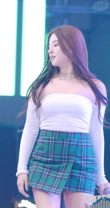 옆에서 본 낸시 요즘 핫하네 ~연예인움짤