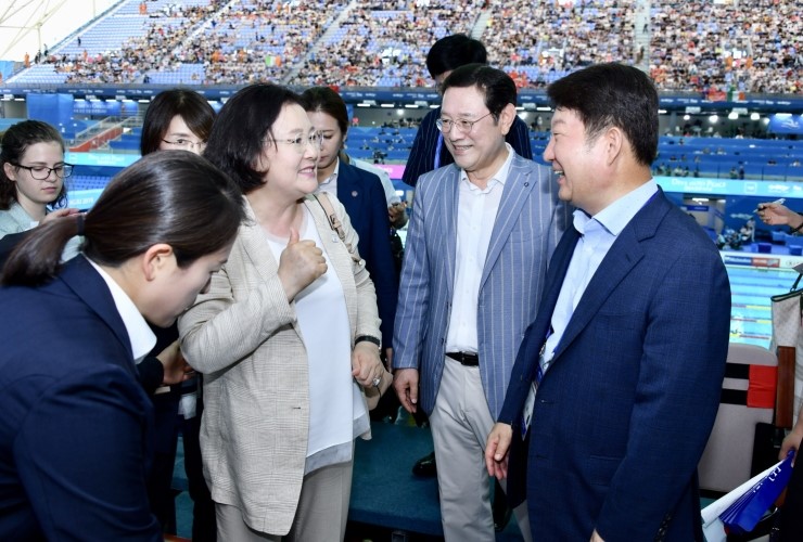 2019광주세계수영대회 성공 위해 달빛동맹 뭉쳤다 -대구시민1700여명 광주시민과 한데 모여 열띤 응원 펼쳐..22∼23일 남부대에서 ‘대구의 날’ 행사,다양한 문화예술공연..이용섭·권영진 시장 경기 함께 보며 형제도시 의미 되새겨[e조은뉴스/조순익 기자] 