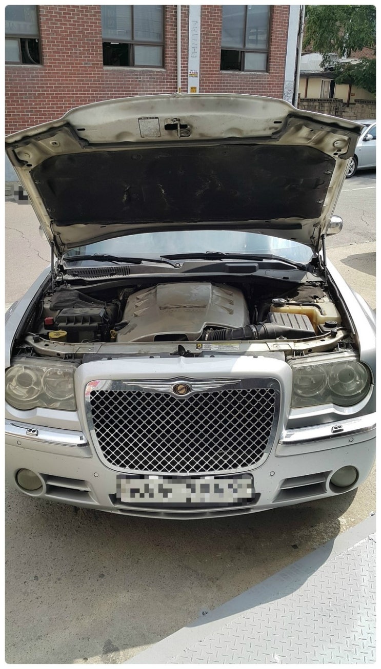  크라이슬러 300C 디젤차 에어컨가스를 몇번 넣어도 안나오는 고장 점검으로 멀리서 찾아오셨다고 합니다.부천 BMW 디젤차관리전문점 K1모터스