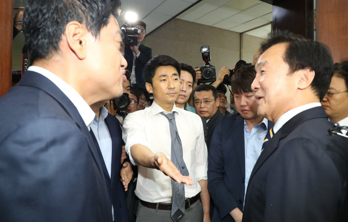  "양아치"·"개XX"···욕설·몸싸움에 '동물국회 축소판' 된 바른미래당