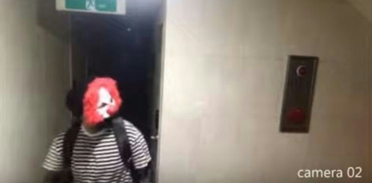  피에로 가면 원룸 침입시도, 충추 티팬티남, 이윤택 징역