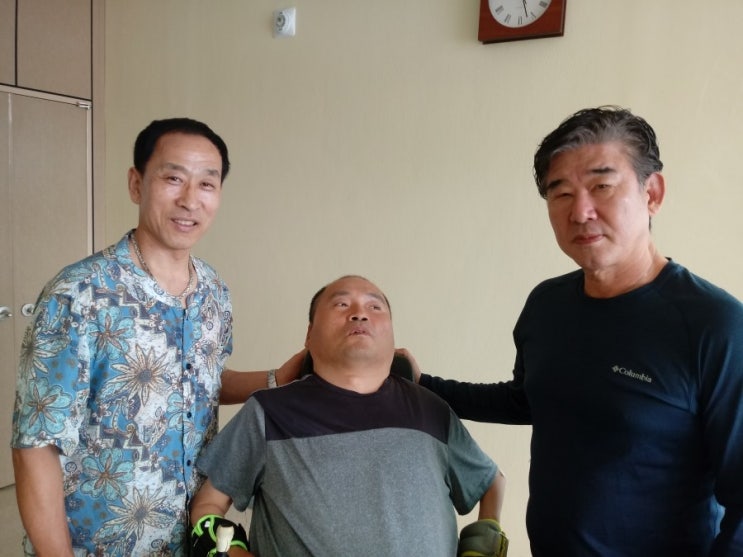  전신마비 동기생 방문위로 행사 중