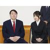 文대통령 꽃다발 받은 '윤석열 부인' 김건희 대표..'예금만 50억' 재산에도 관심 文대통령 꽃다발 받은 '윤석열 부인' 김건희 대표..'예금만 50억' 재산에도 관심