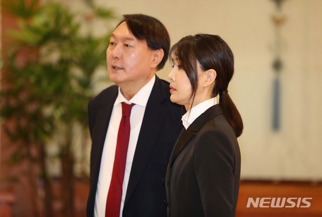  文대통령, 윤석열 검찰총장 임명장 (부인 김건희 수여식 동석)
