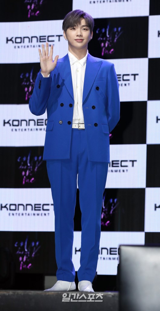  [강다니엘 뭐해] 지금 기자 쇼케이스중 코발트 슈트깅