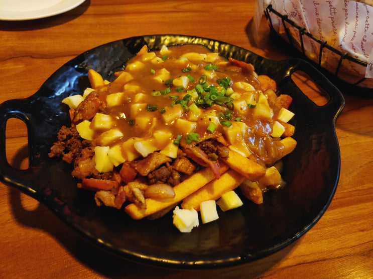 녹사평/이태원 푸틴poutine 맛집 캐나다 레스토랑 커넉스