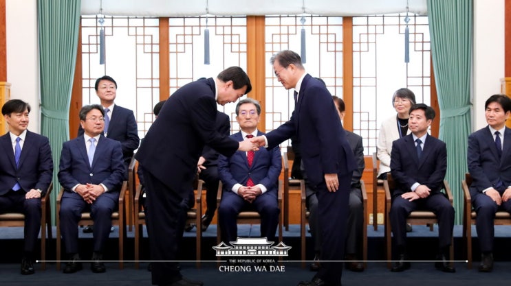  문재인 대통령 신임 검찰총장 임명장 수여식…‘윤석열 부인’ 김건희 씨 동석(윤석열 검찰총장 취임사 전문)