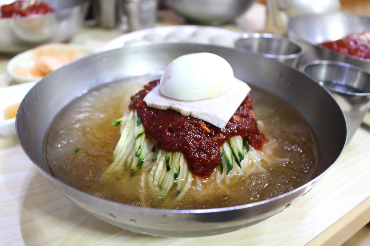  어릴적부터 따라 다녔던 부산 밀면 맛집