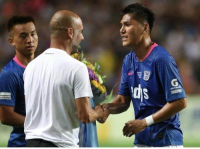 김동진에게 다가가 격려의 말 건네는 세계적인 축구감독...사만명의 축구팬들도 모두 뜨거운 박수갈채 김동진에게 다가가 격려의 말 건네는 세계적인 축구감독...사만명의 축구팬들도 모두 뜨거운 박수갈채