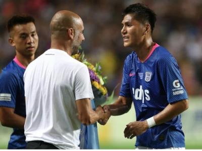 김동진에게 다가가 격려의 말 건네는 세계적인 축구감독...사만명의 축구팬들도 모두 뜨거운 박수갈채