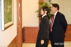 윤석열 부인 김건희 , 직접 꽃다발을 전달해 , 조국과 차마시며 환담 - 충청매일 윤석열 부인 김건희 , 직접 꽃다발을 전달해 , 조국과 차마시며 환담 - 충청매일