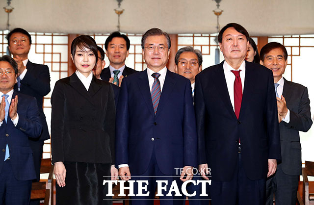  김건희, 임명장 수여식 동석. 윤석열 총장 부인