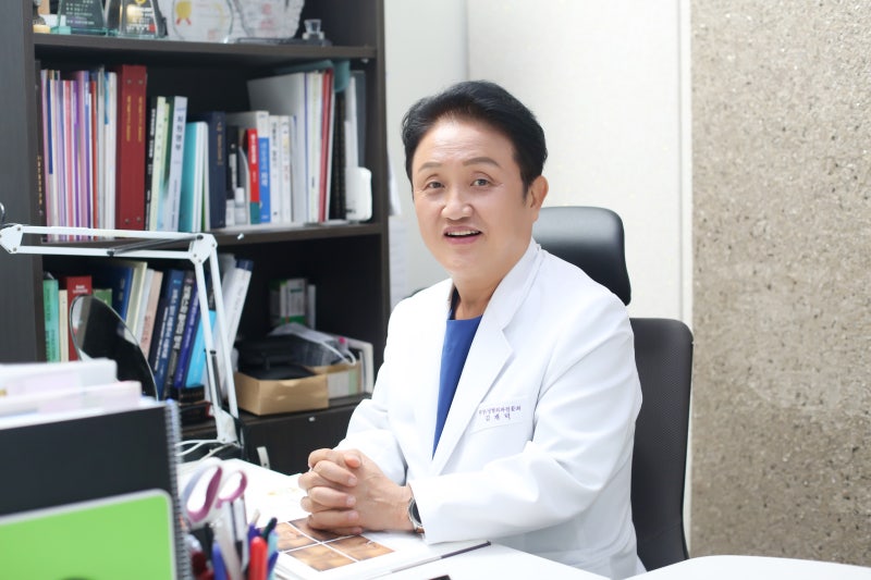 안산 성형외과전문의 김재덕 원장입니다