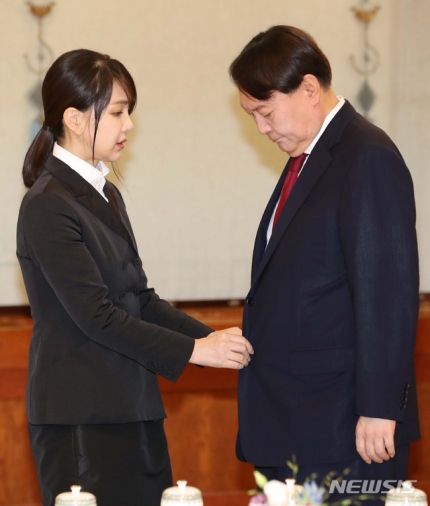 ‘윤석열 부인’ 김건희, 임명장 수여식 동석…꽃다발 받아 ‘윤석열 부인’ 김건희, 임명장 수여식 동석…꽃다발 받아