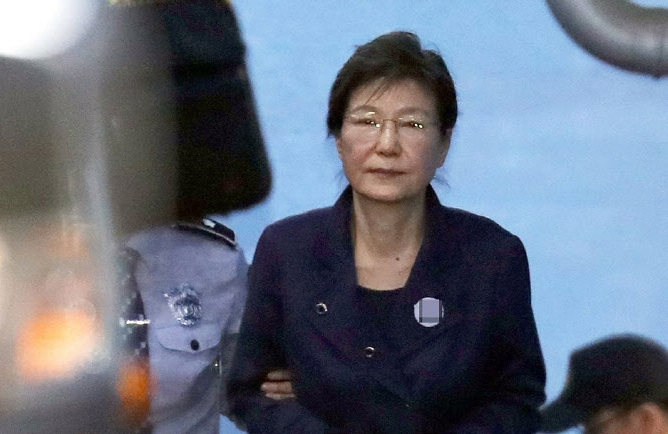  '국정원 특활비 상납' 박근혜, 오늘 항소심 선고