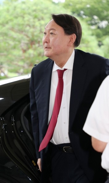  윤석열 검찰총장 취임.