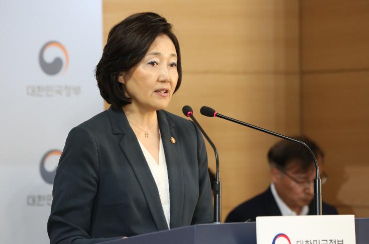  '티팬티'로 충주 거리활보...원주서도 '하의실종' 음료 구매