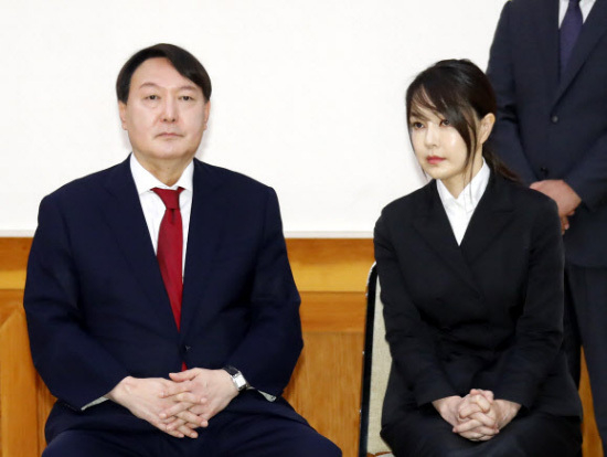 유명세 타는 김건희 윤석열 검찰총장 부인 내조 눈길…김정숙 여사 이후 공직자 부인 최대 화제 유명세 타는 김건희 윤석열 검찰총장 부인 내조 눈길…김정숙 여사 이후 공직자 부인 최대 화제