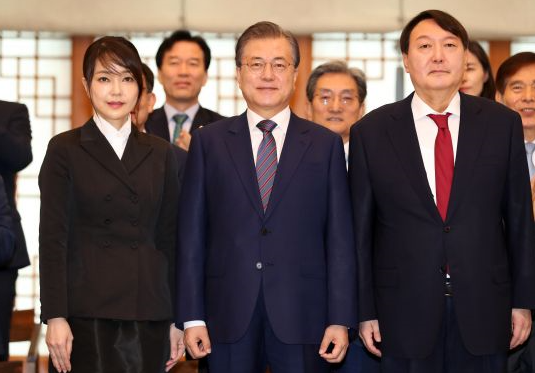  검찰총장 윤석열, 부인 김건희와의 러브스토리 공개!