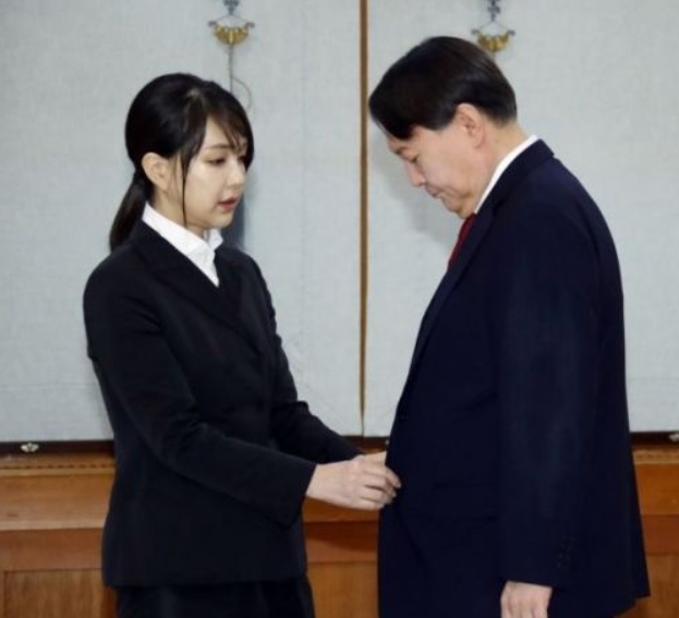  김건희"윤석열 부부 임명식에 동석
