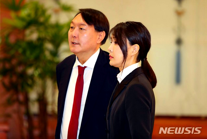  '윤석열 부인' 김건희, 임명장 수여식 동석…꽃다발 받아