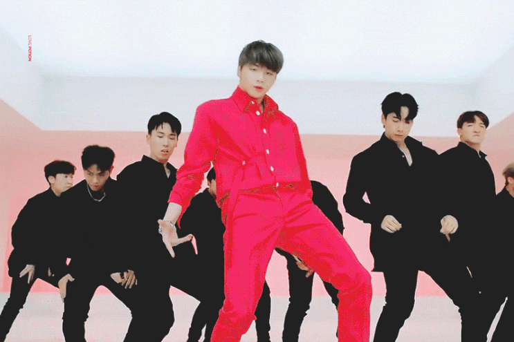  강다니엘은 그의 일. '데뷔'를 했고.. (190725 압구정역 광고 & 개인사담))