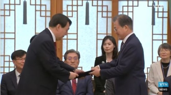  ‘윤석열 검찰총장’ 향한 文대통령 당부 “앞으로도 그런 자세 끝까지 지켜 달라”