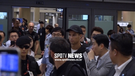  호날두 팬 사인회 불참