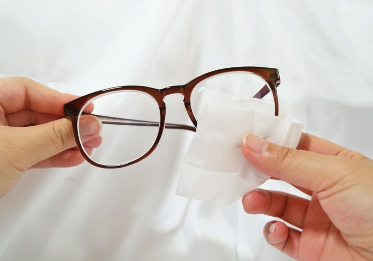 안경닦이는 이제 닥터퓨리 렌즈크리너 향균티슈로! 99.9% 향균효과로 새 것처럼 깨끗하게 닦아요.