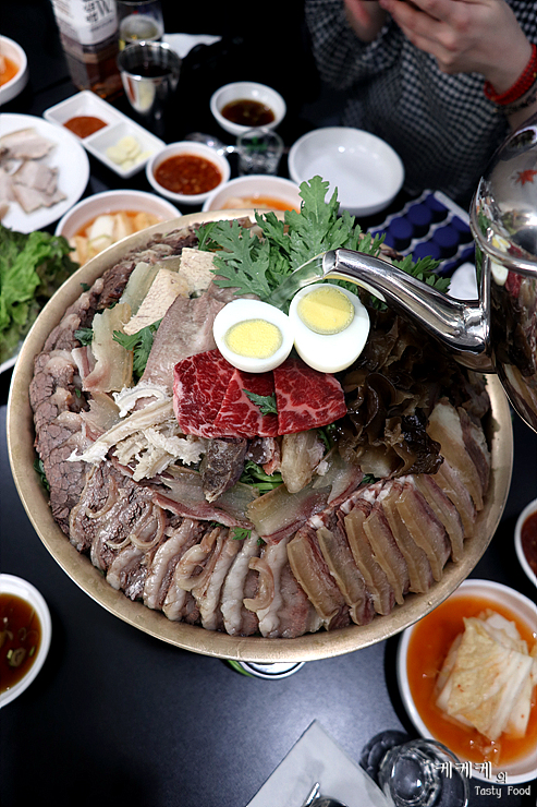  한여름에 먹는 어복쟁반 맛이 별미네요. 여기는 이북음식의 신흥 강자 피양옥입니다.